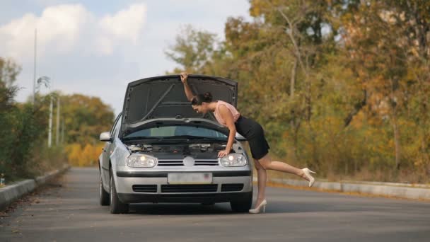 Сексуальная женщина и сломанная машина на дороге — стоковое видео