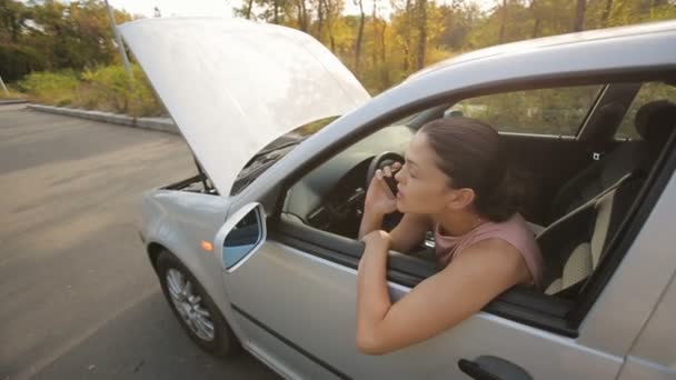 Vrouw met afgebroken auto bellen voor hulp — Stockvideo