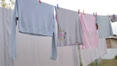 giyim hattı üzerinde asılı