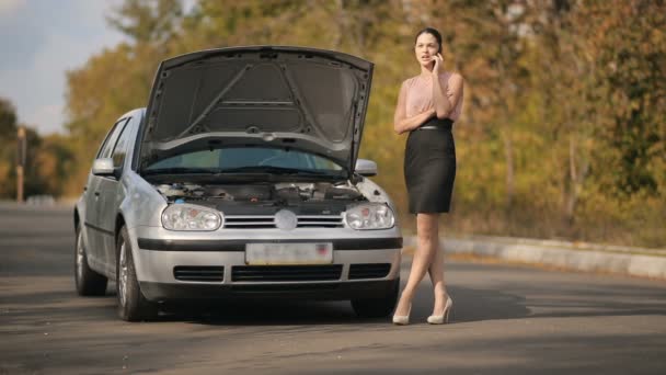 Mulher chamando pelo telefone perto de carro quebrado — Vídeo de Stock