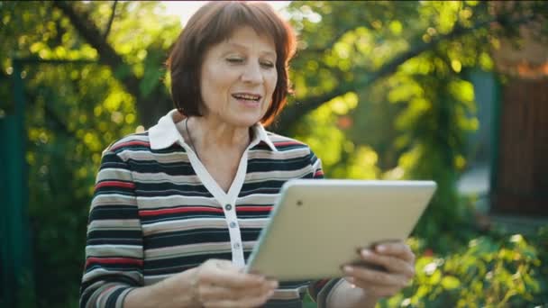 Mujer alegre envejecida conectada por Skype — Vídeo de stock