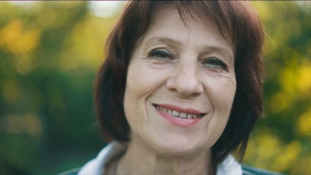 Retrato de mulher sorrindo de meia-idade — Vídeo de Stock