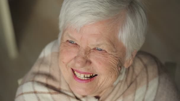 Γελώντας ηλικιωμένη γυναίκα — Αρχείο Βίντεο