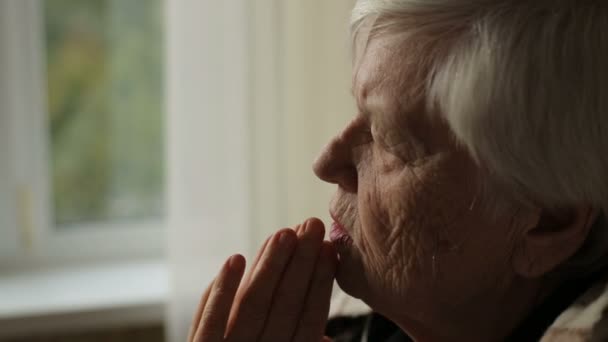 Портрет пожилой молящейся женщины — стоковое видео