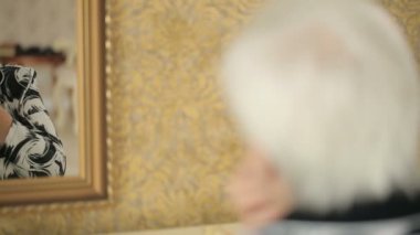 yaşlı kadın dudaklar boyalar