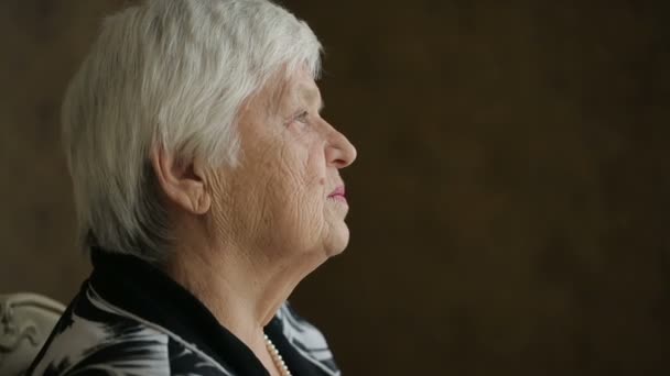 Грустная пожилая женщина — стоковое видео