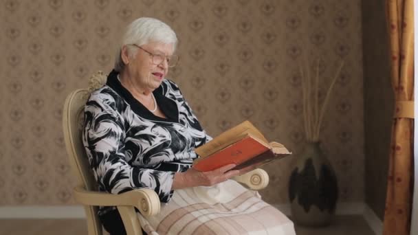 Stará žena čtení kniha — Stock video