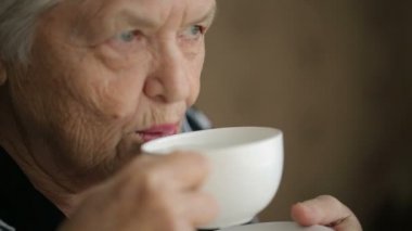 Tee Kupası ile üst düzey kadın