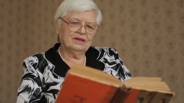 Mujer mayor leyendo libro — Vídeos de Stock