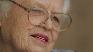 Yaşlı kadın bir gözlük