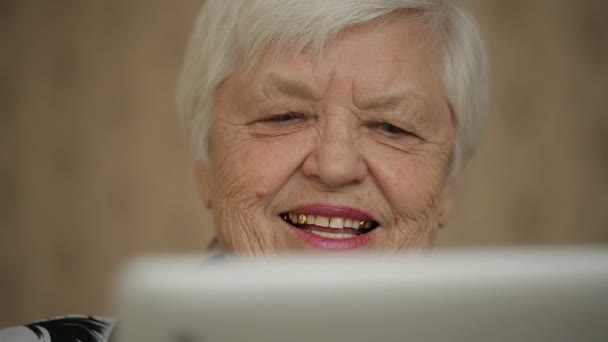 Oude vrouw lachend gebruikmaakt van een Tablet Pc — Stockvideo