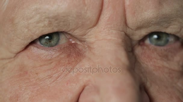 Eyes of old woman look at camera — Stock Video