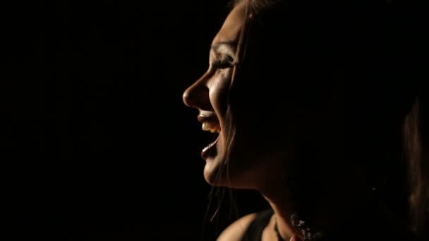 Attraente cantante donna — Video Stock