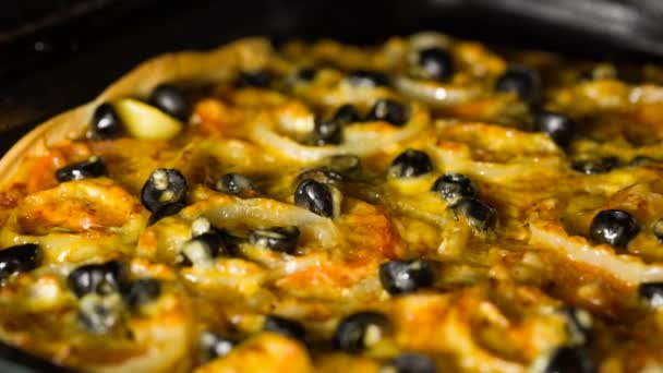 Cocinar pizza en el horno — Vídeos de Stock