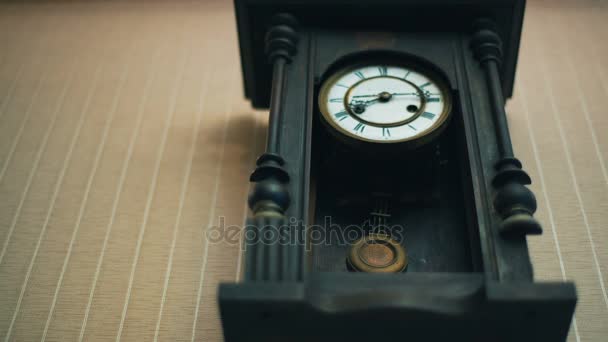 Vintage klok op de muur — Stockvideo