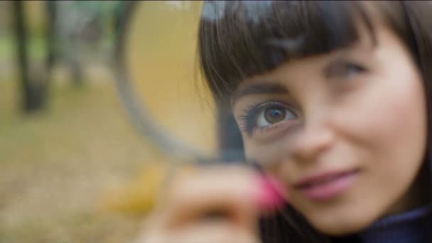 Womans oko patrząc przez szkło powiększające — Wideo stockowe