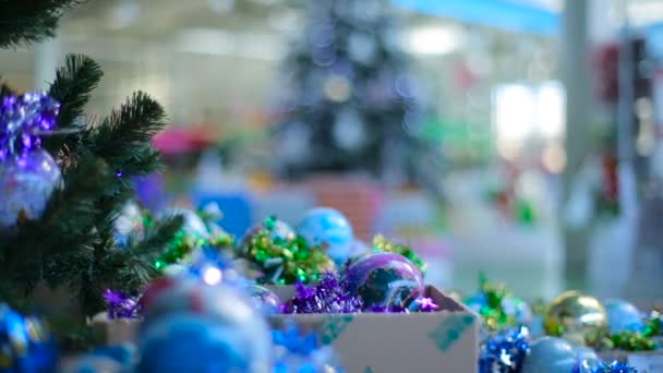 Kerstboom en bollen in winkel — Stockvideo