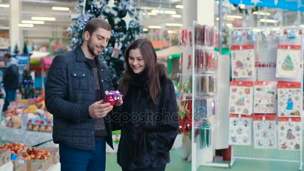 Paar kauft Weihnachtsbaumspielzeug — Stockvideo