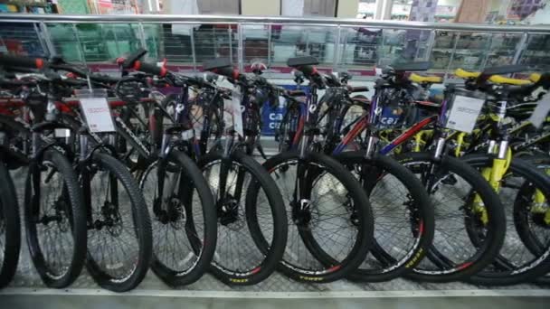 山地自行车在体育用品商店 — 图库视频影像