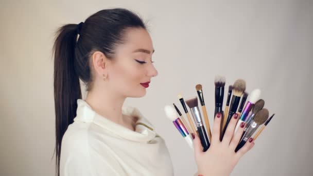 Mujer con pinceles de maquillaje — Vídeo de stock