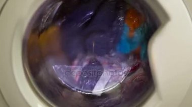 çamaşır makinesi elbiseleri yıkar