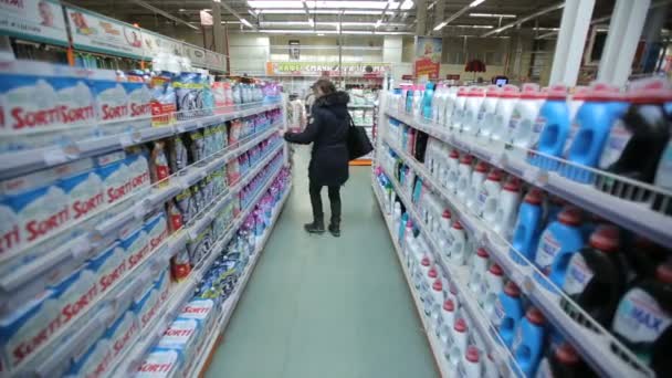 Estantes de detergente en el supermercado — Vídeos de Stock