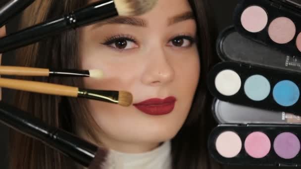 Mulher com pincéis de maquiagem e sombra — Vídeo de Stock