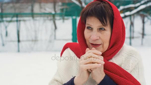 Femme âgée se réchauffe les mains — Video