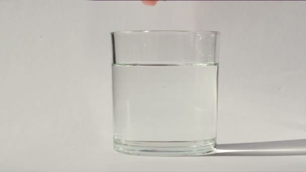 Dentes falsos em um copo — Vídeo de Stock