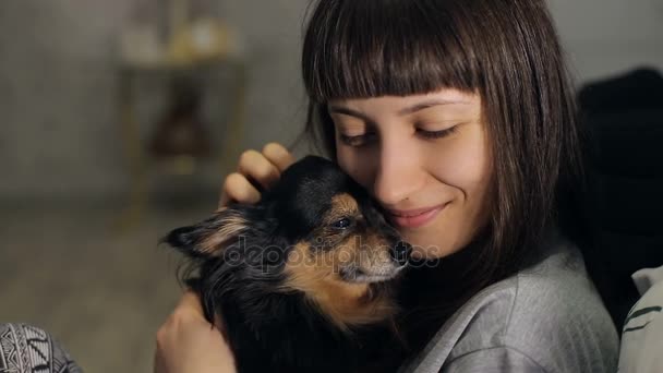 Paní lo ve její pes — Stock video