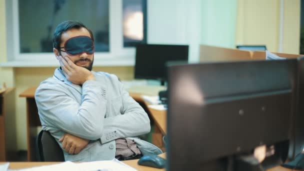 Исполнительный директор с завязанными глазами спит на работе — стоковое видео