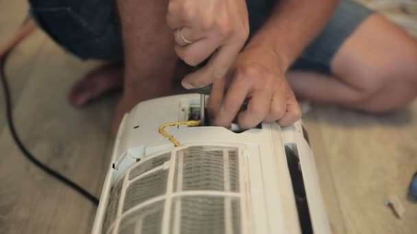 Arbetaren reparation Air Conditioner — Stockvideo