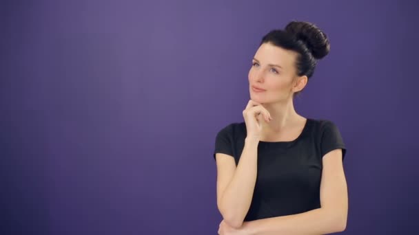 Denkende Frau auf fliederfarbenem Hintergrund — Stockvideo