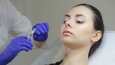 Dudaklarında enjeksiyon yapma doktor