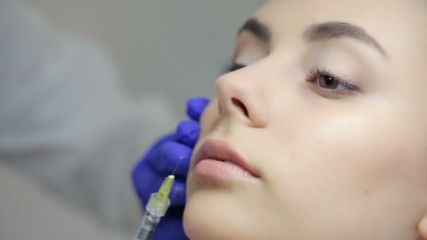 Arzt spritzt Botox in die Lippen — Stockvideo