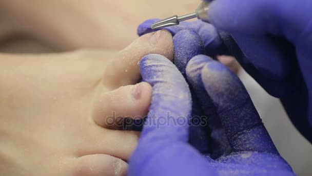 Mujer haciendo pedicura — Vídeos de Stock