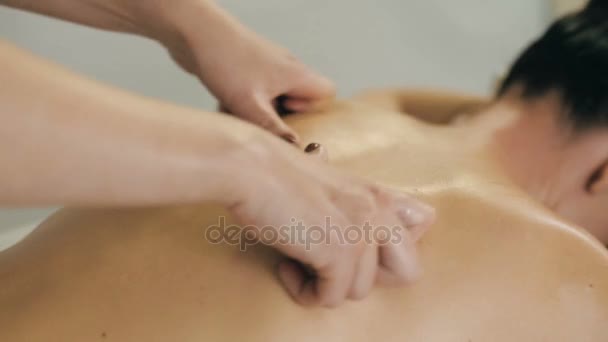 Masajista haciendo masaje a mujer — Vídeo de stock