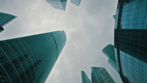 Entre arranha-céus ou edifícios de escritórios — Vídeo de Stock