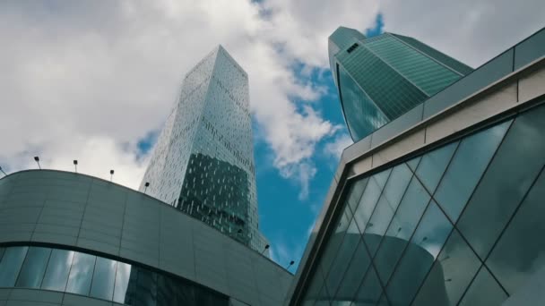 Edifícios de escritórios com nuvens Timelapse — Vídeo de Stock