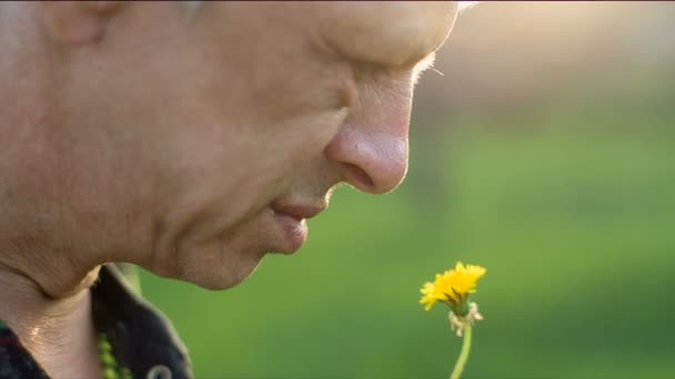 Homem cheira uma flor — Vídeo de Stock