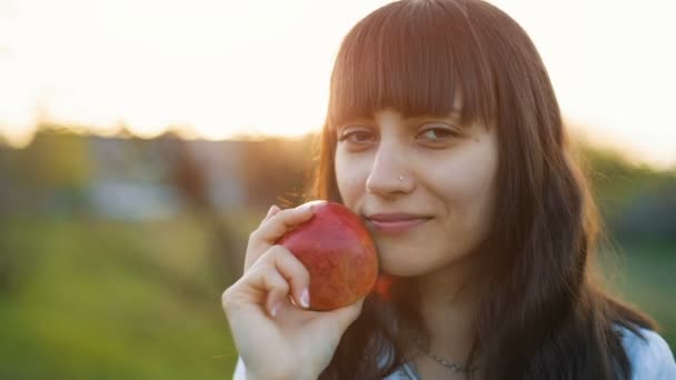 Kobieta z jabłkiem — Wideo stockowe