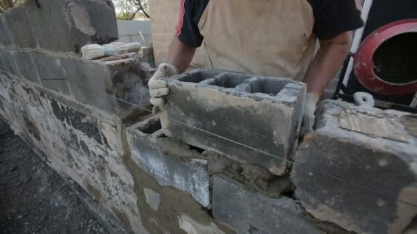 L'homme rural pose des blocs de cendres — Video