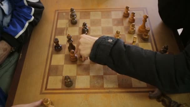 Two pensioners playing chess — Stock Video