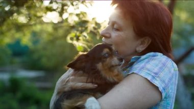 metresi bir köpeği çok seviyor.