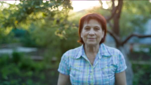 Retrato de uma mulher de meia-idade — Vídeo de Stock