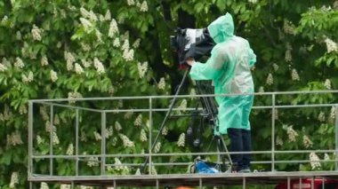 Yağmur adam ile kameraya