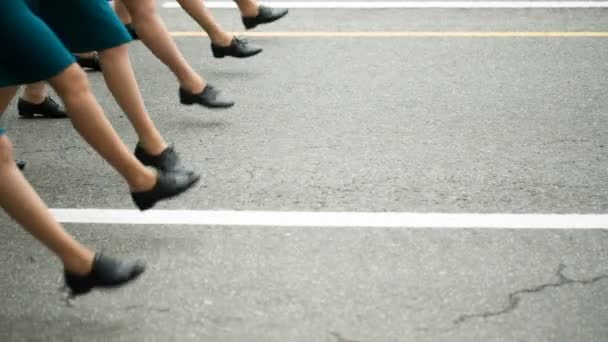 Mujeres soldados marchando por la calle — Vídeos de Stock