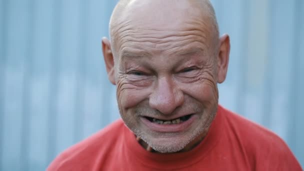 Hombre borracho haciendo cara graciosa — Vídeos de Stock