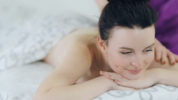 Massagista fazendo massagem para a mulher — Vídeo de Stock