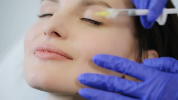 Woman receive botox injection in lips — Stock Video